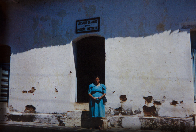 Rufina Amaya at the door of the San Francisco Gotera court, Morazán, after the presentation of the judicial complaint against the leaders of the Atlacatl Battalion. October 1990.